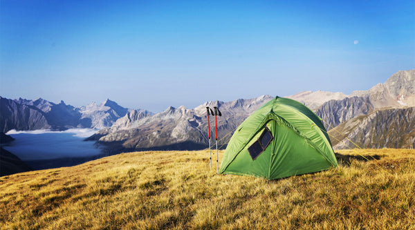 Kannettava aurinkopaneeli lataa laitteet retkellä ja mökillä