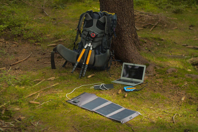Kannettavalla aurinkopaneelilla lataat laitteet vaikka metsässä